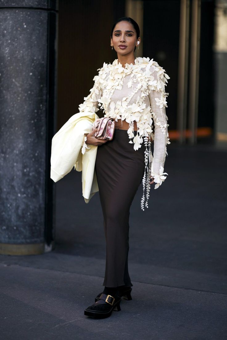 Stay ahead of the curve with these street style outfits fresh from Paris Fashion Week AW 2024! We love this elevated going out look from a Zimmermann showgoer – the brown maxi skirt really complements the white statement top! Image ©Launchmetrics Spotlight Fashion Week Looks, Brown Maxi Skirt, Aw 2024, Cool Street Style, Black Satin Skirt, Brown Maxi Skirts, Pfw Street Style, Ruffled Mini Skirt, Going Out Looks