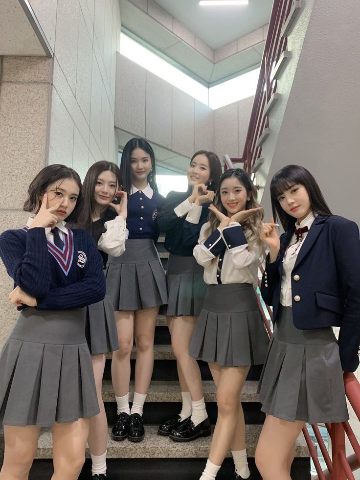 Korean School Outfits, School Best Friends, Cute Korean Fashion, Uniform Outfits, School Uniform Outfits, School Uniform Fashion, School Friends, School Clothes, Cute Outfits For School