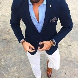 Ponte un blazer azul marino y unos pantalones blancos para el after office. ¿Por qué no ponerse zapatos con doble hebilla de cuero marrónes a la combinación para dar una sensación más clásica? Blazer Outfits Men, White Chinos, Mens Fashion Blazer, Mens Fashion Smart, Navy Blue Suit, Blue Long Sleeve Shirt, Traje Casual, Tuxedo For Men, Men’s Suits