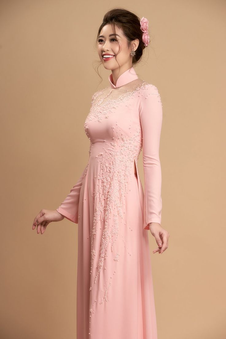 Traditional collar Fabric: Crepe, lace, beading Long sleeves Type: Modern ao dai Wedding Ao Dai, Vietnamese Wedding Dress, Modern Ao Dai, Chinese Gown, Lace Beading, Indian Bridal Dress, Modern Couple, Chinese Clothing, Asian Fashion