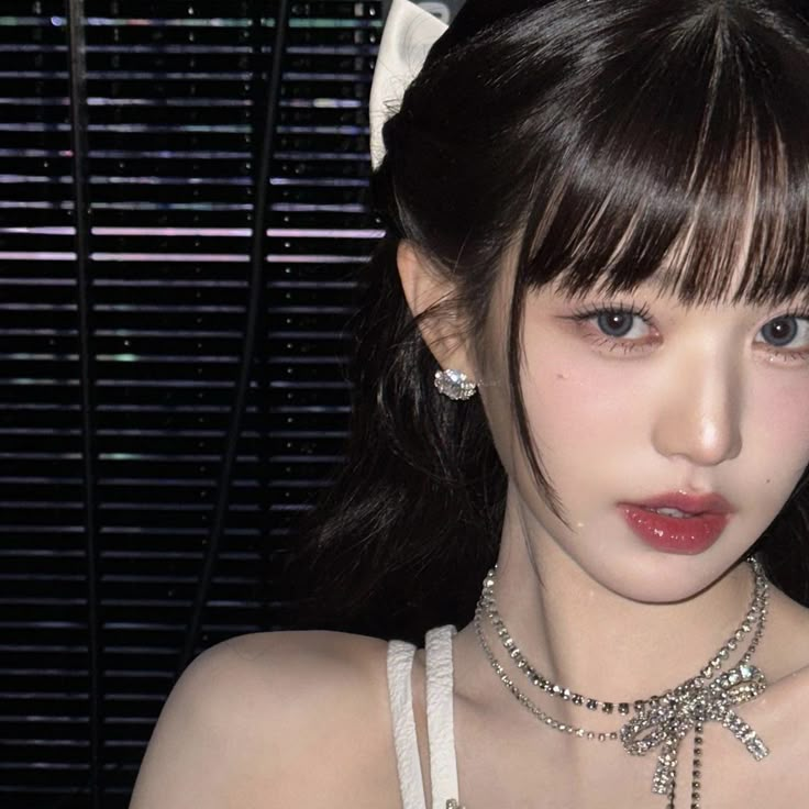 Korean Bangs Hairstyle, Pink Eye Makeup Looks, Korean Bangs, Valentine's Day Makeup, Red Eyeliner, Day Makeup Looks, Pink Eye Makeup, Valentines Day Makeup, Bangs Hairstyles