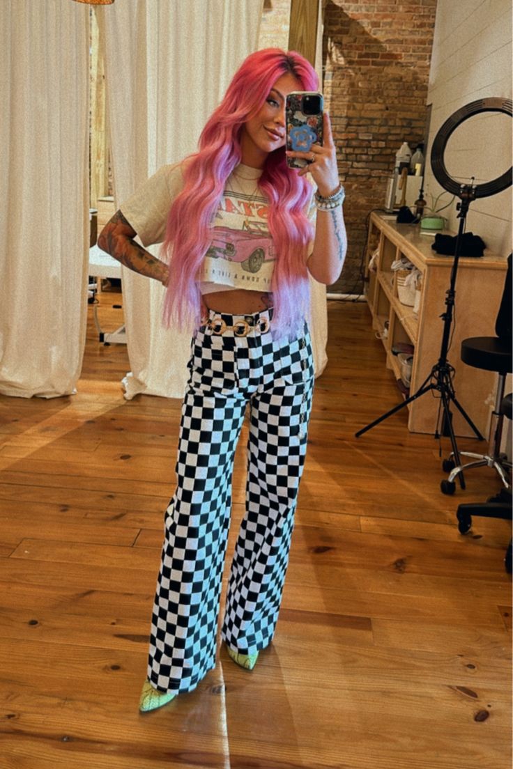 Checkered Overalls Outfit, Indie Spring Outfits, Colorful Grunge Outfits, Salon Fits, Checkerboard Pants, Checkered Outfit, Fun Fits, Eclectic Outfits, Midsize Outfits