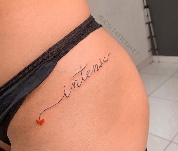 Name Tattoos On Buttocks For Women, Pelvis Tattoos Women, Tatooo Delicadas, Mommy Tattoos, Hip Tattoos Women, Writing Tattoos, Tasteful Tattoos, Petite Tattoos, Wrist Tattoos For Women