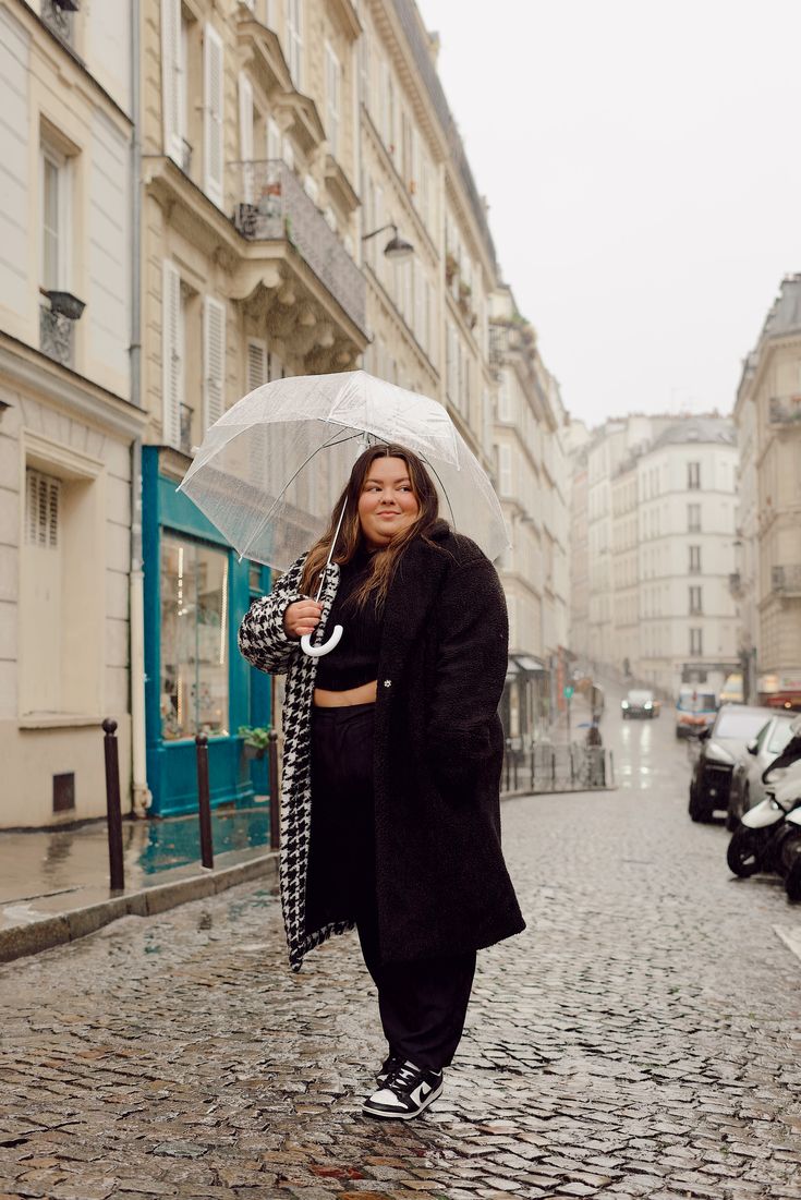 Plus size fashion blogger Natalie in the City wears a plus size fall / winter outfit in Paris. Plus Size Paris Outfits, Plus Size Parisian Style, Outfit In Paris, Paris In Spring, Outfits Paris, Paris Winter, Amsterdam Fashion, Trouser Outfit, Plus Size Outfit