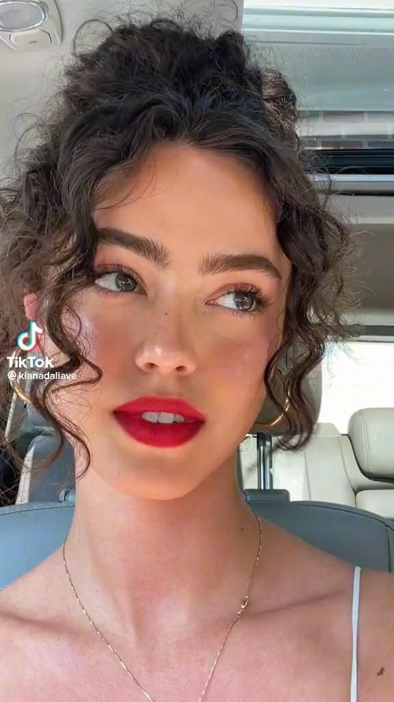 Red Lips Curly Hair, Red Lip And Red Dress, Natural Red Lip Makeup, Red Lipstick Makeup Natural, Parisienne Makeup, Classy Makeup Looks Red Lips, Curly Hair Red Lipstick, French Red Lip, Red Prom Dress Makeup