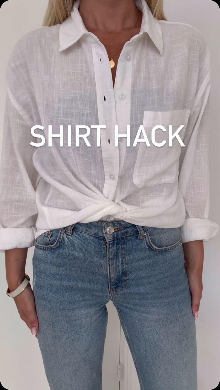 Victoria Sandberg | Shirt hack😍 Såg det här enkla tipset och måste ju bara dela det med er. Kommer ni testa? Dela det här busenkla tipset till en vän och… | Instagram How To Tuck Blouse Into Jeans, Button Shirt Hacks, Shirt Knot Hack, Shirt Hacks For Women, Boyfriend Shirt Outfit, T Shirt Knot, Umgestaltete Shirts, How To Wear Shirt, Shirt Knot