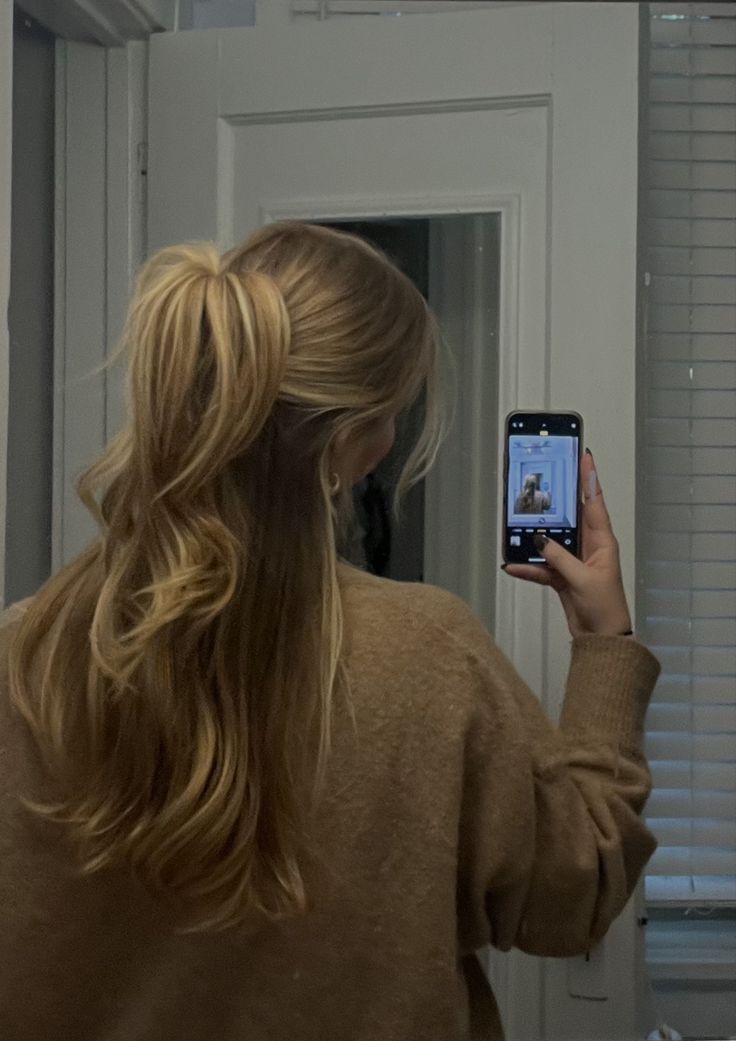 mirror selfie of a girl with long blonde hair in a half-up style Chic Hair, Clip Hairstyles, Hair Stylies, Hairstyles For Long Hair, Good Hair Day, Half Up Half Down, Hairstyles For School, Aesthetic Hair, Hair Dos