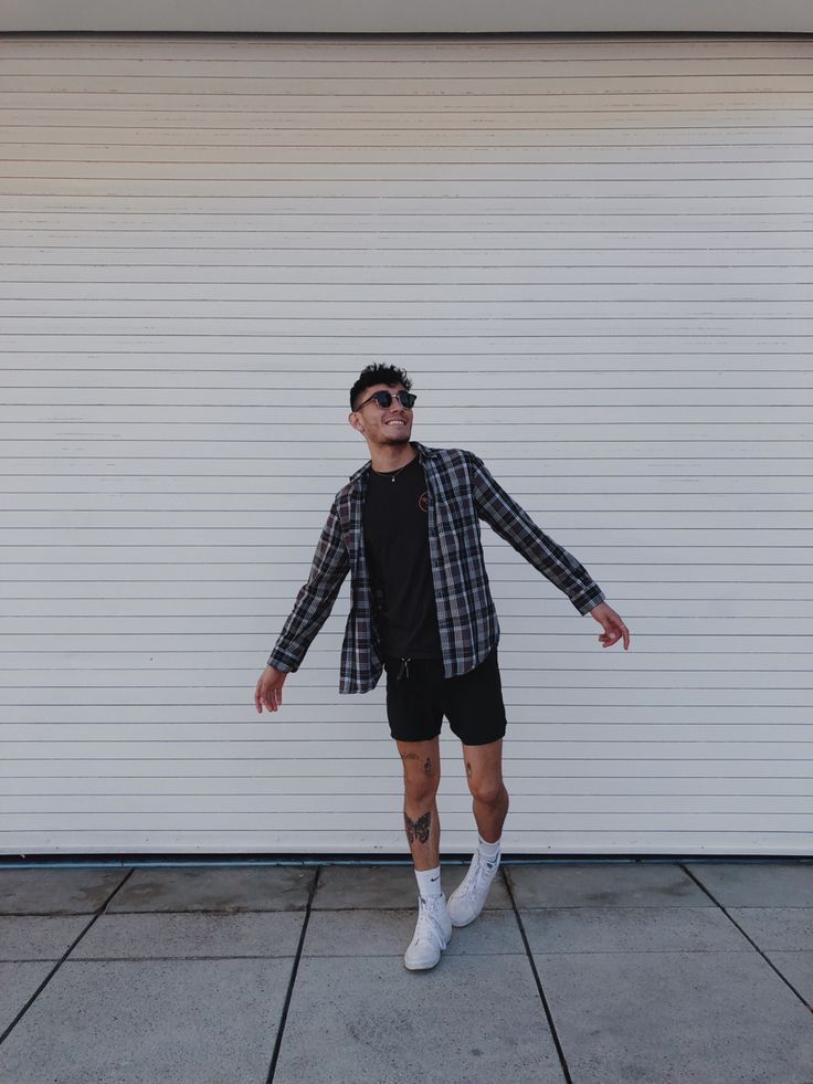 Flannel And Shorts Outfits Men, Flannel With Shorts Outfits Men, Flannel Shorts Outfit, Oversized Flannel Outfits Men, Black Flannel Outfit Men, Shorts And Flannel Outfit, Flannel And Shorts Outfits, How To Style Flannel Shirt, Flannel With Shorts