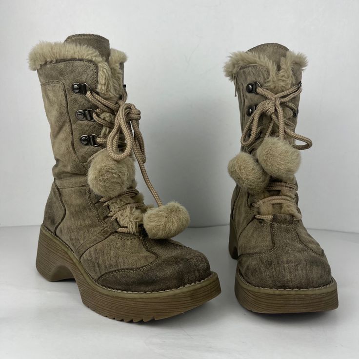 Winter Boots Aesthetic Snow, Boots With Pom Poms, Chunky Snow Boots, Cute Brown Winter Boots, Aesthetic Winter Boots, Winter Boots Aesthetic, Chunky Winter Boots, Fuzzy Winter Boots, Pom Pom Boots