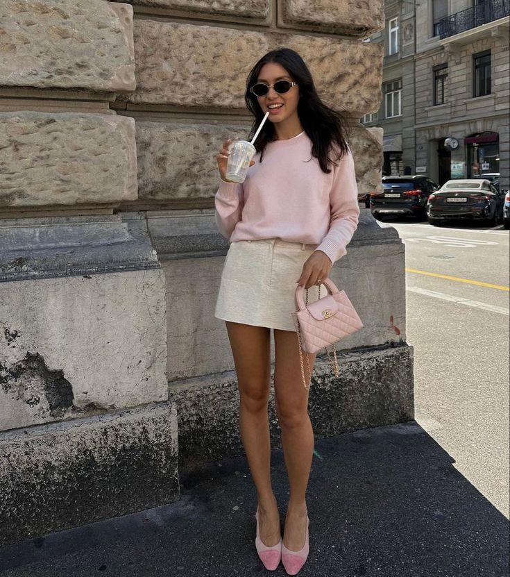 #lookbook #skirt #summer #outfitideas Pink Outfit Skirt, Chic Outfit Summer, Classy Parisian Style, Milena Karl, F1 Fashion, Casual Chic Outfit Summer, Itgirl Aesthetic, Bag Styling, Skirt And Sweater