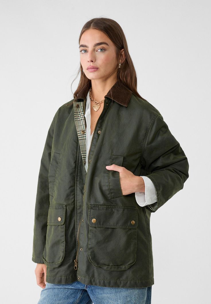 Waxed parka with multiple pockets - Women's Jackets | Stradivarius United States Parka Jacket Outfit, Travel Jacket, Hunting Jackets, Wax Jackets, Fall Jackets, Parka Jacket, Green Jacket, Welt Pocket, Jacket Outfits