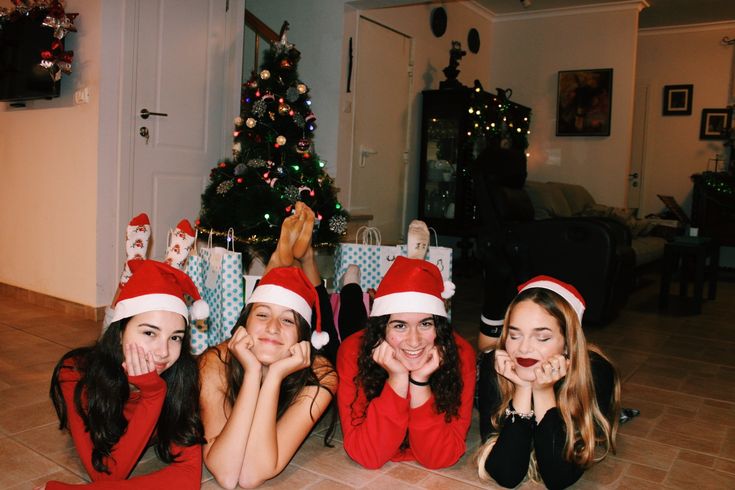 Christmas Party Instagram Pictures, Roommate Christmas Card Photo Ideas, Friendship Christmas Pictures, Friend Christmas Card Picture, Mini Christmas Gifts For Friends, Christmas Friends Photoshoot, Christmas Hangout, Hey December, Christmas Pictures Friends