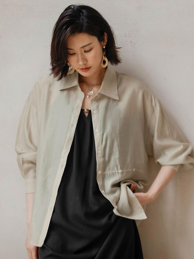 Oversized-fit, lightweight shirt in Lyocell and polyamide. Collar, long sleeves with button cuffs, and buttons at side for adjustable waist. Rounded hem. - Regular length- Regular fit- Collar Oversized Blouse With Roll-up Sleeves And Shirttail Hem, Oversized Blouse With Roll-up Sleeves And Spread Collar, Oversized Collared Shirt For Layering, Effortless Long Sleeve Shirt For Everyday, Effortless Long Sleeve Everyday Shirt, Spring Shirt With Button Cuffs For Layering, Spring Layering Shirt With Button Cuffs, Versatile Long Sleeve Everyday Blouse, Versatile Long Sleeve Blouse For Everyday