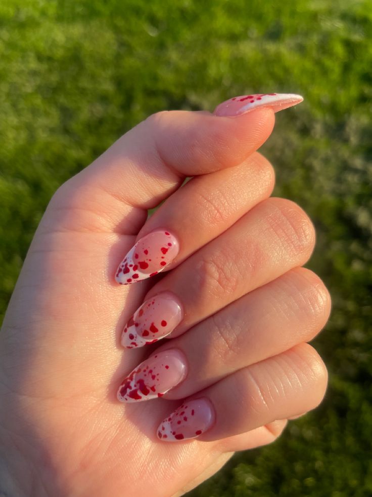 White French Tip With Blood Splatter, Blood Splatter Nails French Tip, Simple Blood Nails, French Tip With Blood Nails, French Tip Blood Nails, Dip Nail Ideas Halloween, Blood Splatter French Tip Nails, Short Blood Splatter Nails, White Nails With Blood Splatter