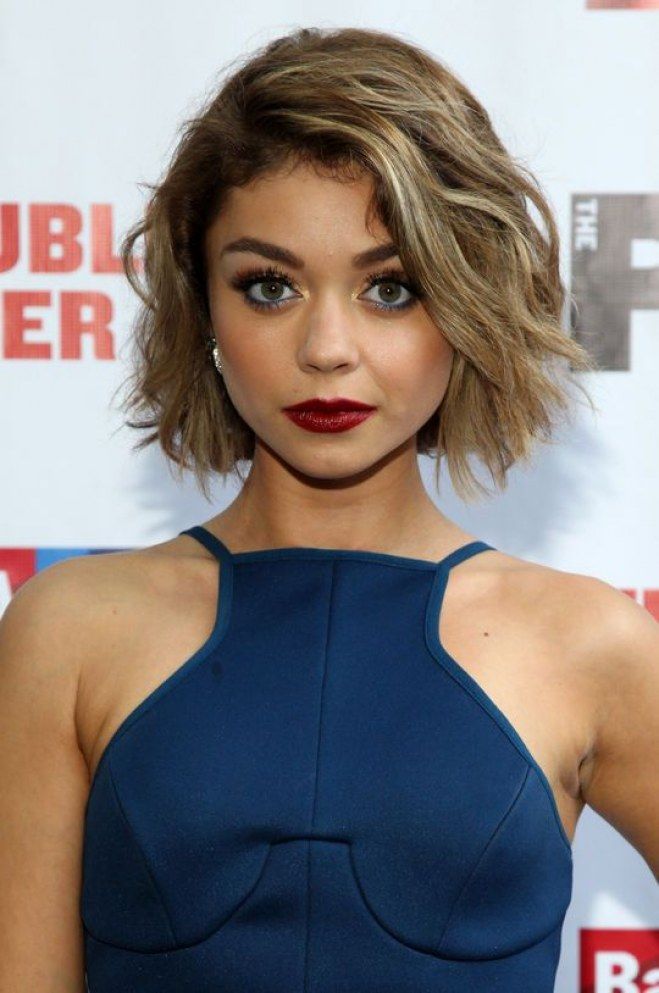 Tagli per capelli crespi: bob medio-corto ondulato Bob Lung, Trendy We Fryzurach, Chin Length Cuts, Chin Length Haircuts, Chin Length Hair, Sarah Hyland, Penteado Cabelo Curto, Short Haircut, Red Lipstick