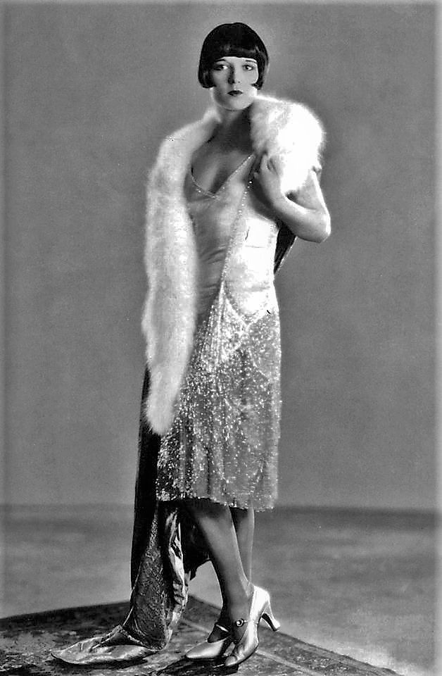 Louise Brooks wearing Chanel gown 1920s Inspired Fashion, Style Année 20, Chanel Resort, 1920 Fashion, Louise Brooks, Chanel Cruise, Flapper Girl, 20s Fashion, Lost Girl