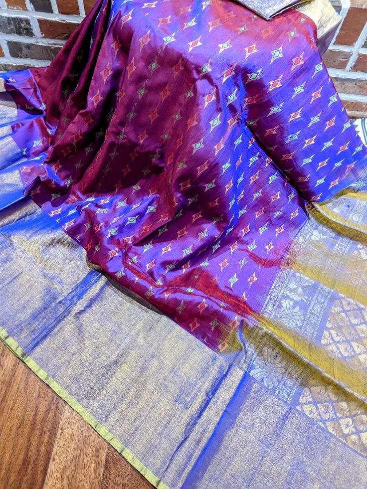 This Beautiful dual-tone purple Uppada Silk saree is lightweight and easy to drape. All over geometric zari buttas, zari big plain border & pallu gives a very traditional look. It has a contrasting gold blouse piece, a must-have for every occasion. Silk mark certified. Roopayan Boutique specializes in exclusive designer and traditional sarees from different parts of India. Our 20 years of experience in the business promises you the richest quality clothing at an affordable price. *.Item: Saree a Purple Handloom Pre-draped Saree For Puja, Purple Handloom Pre-draped Saree For Diwali, Bollywood Style Purple Handloom Pre-draped Saree, Purple Self-design Pre-draped Saree For Puja, Purple Handloom Chanderi Pre-draped Saree, Traditional Purple Tissue Silk Pre-draped Saree, Purple Pre-draped Saree With Cutdana For Traditional Ceremonies, Purple Silk Handloom Pre-draped Saree, Transitional Designer Purple Dupatta