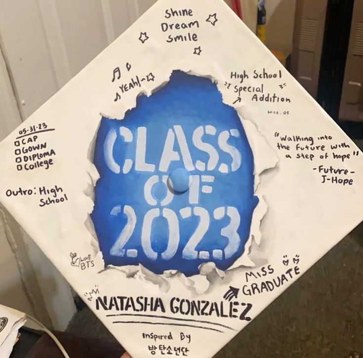 a blue and white graduation cap with the words class of 202 written on it in writing