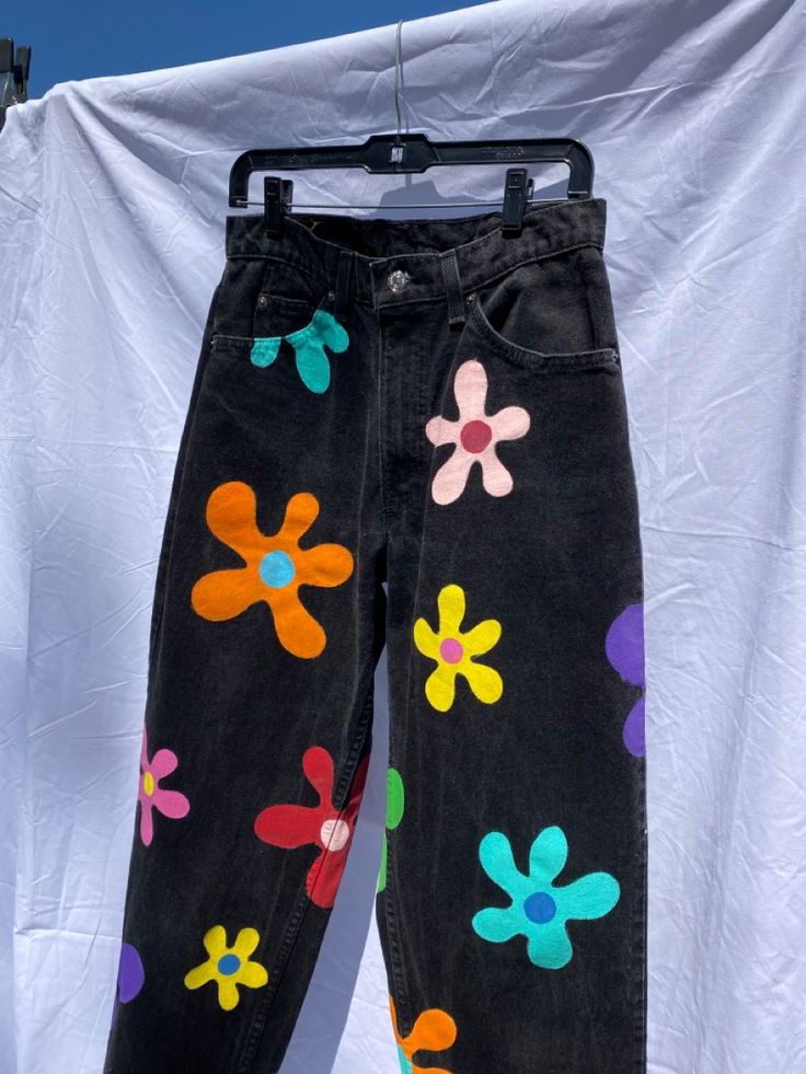 Jeans With Art On Them, Jeans Hand Painted, Painted Flare Jeans, Jeans Painting Flowers, Designs For Jeans Painting, Fabric Painting Jeans, Pant Pocket Painting, Painted White Jeans Diy, Painted Jeans Inspiration