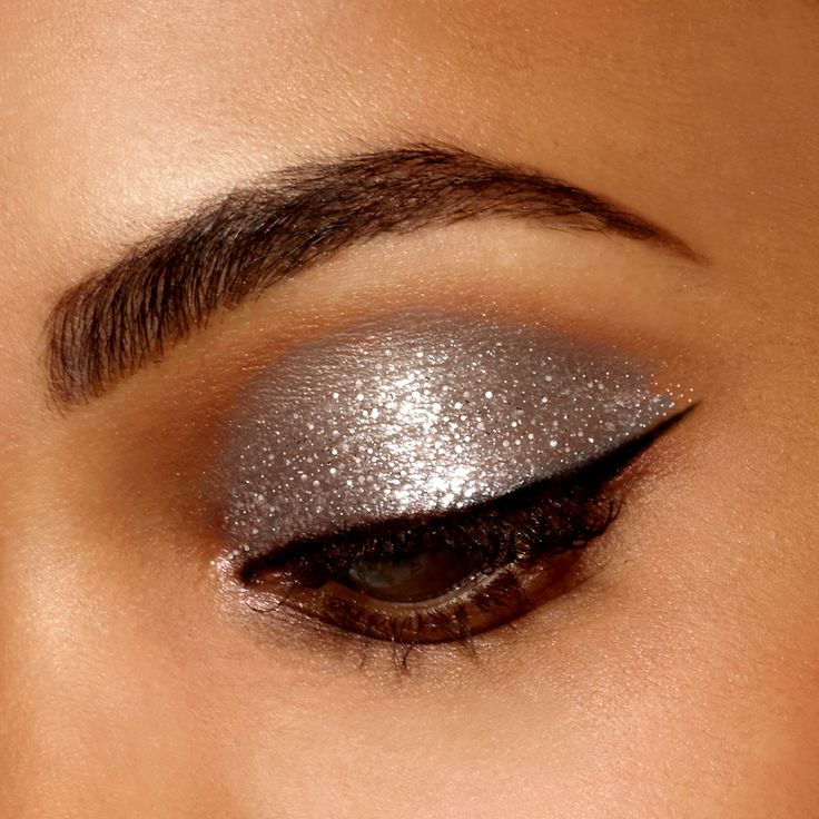 Subtle grey glitter shadow w/ classic cat-eye ✨🖤✨ Gilter Eyeshadow Makeup Simple, Eye Makeup Glitter, Stila Glitter And Glow, Make Up Designs, Metallic Makeup, Liquid Eye Shadow, Random Products, New Years Eve Makeup, Liquid Glitter Eyeshadow