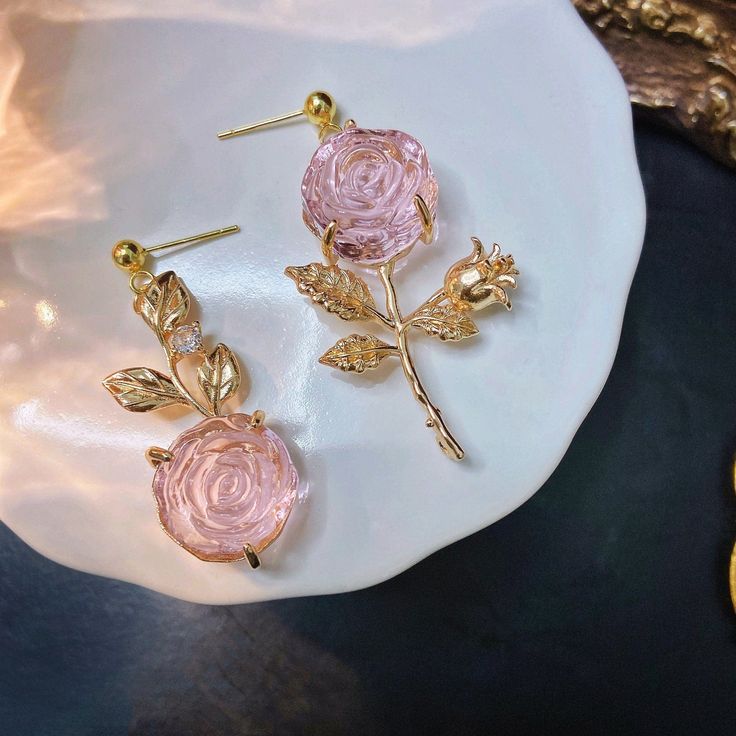 Description:Chic Pink Rose Earrings Specifications: Material: Alloy Metal, Crystal, Cubic ZirconiaColors: goldSize: 4.9 cm * 2.7 cmWeight: 6g/pcs Put a playful spin on your look with our Chic Pink Rose Earrings 💫 These earrings add a touch of fun to any outfit, making them perfect for any occasion. Made with chic pink roses, these earrings are a must-have for any fashion-forward individual. 🌹 Elegant Pink Flower Earrings, Pink Rose Design Dangle Jewelry, Pink Rose Design Dangle Earrings, Pink Flower Crystal Earrings, Pink Rose Earrings, Pink Rose Quartz Earrings For Gifts, Crystal Rose, Chic Pink, Enamel Bracelet