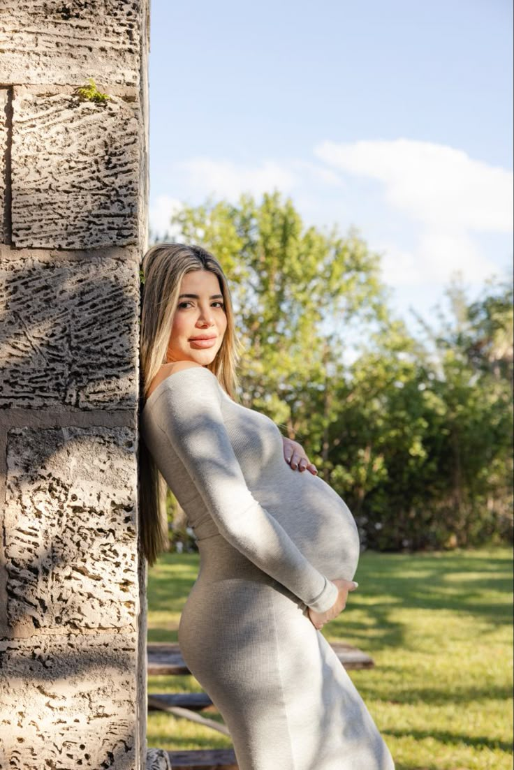 Maternity photoshoot Baby Baker, Cute Pregnancy Pictures, Maternity Shoot Ideas, Pregnancy Pictures, Maternity Photography Poses, Maternity Photo Ideas, Maternity Poses, Maternity Photo Shoot, Mom To Be