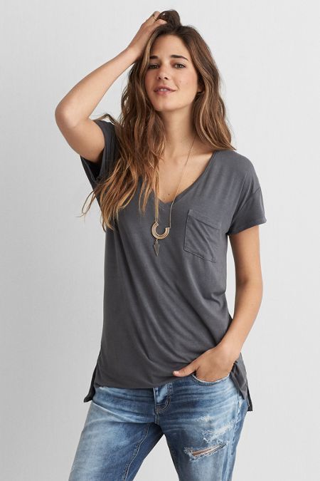 American Eagle Outfitters AEO Soft & Sexy V-Neck Pocket T-Shirt Vneck Tshirt Outfit, T Shirt Women Outfit, Layering T Shirts, Urban Tees, Tshirt Outfits, Mens Outfitters, V Neck Tee, Womens Tees, Women's Jeans