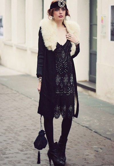 Fashionable street shooting in Europe and the United States in December, the influx of people to teach you fashionable with. Style Année 20, Louise Ebel, Outfit Elegantes, Walking Down The Street, Woman In Black, Gatsby Style, 20s Fashion, Razzle Dazzle, Flapper Style