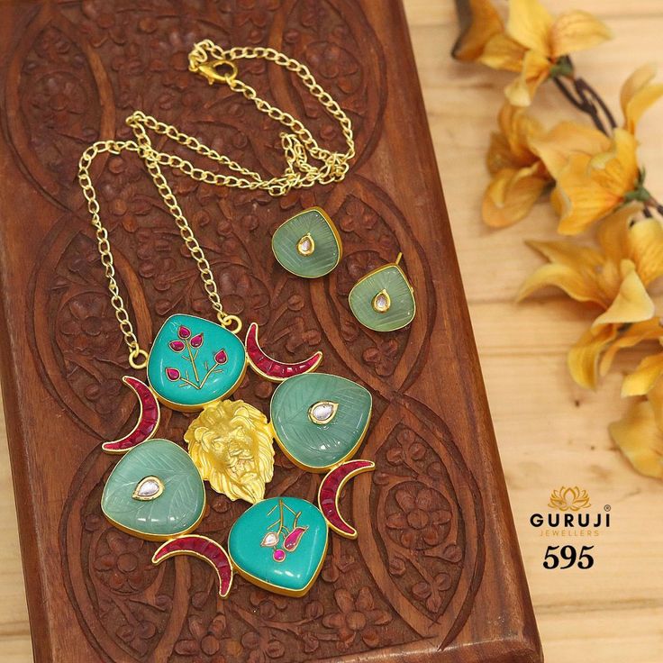 Gold Jewelry Fashion, Indian Beauty Saree, Long Necklace, Druzy, Gold Jewelry, Fashion Jewelry, Gold, Beauty