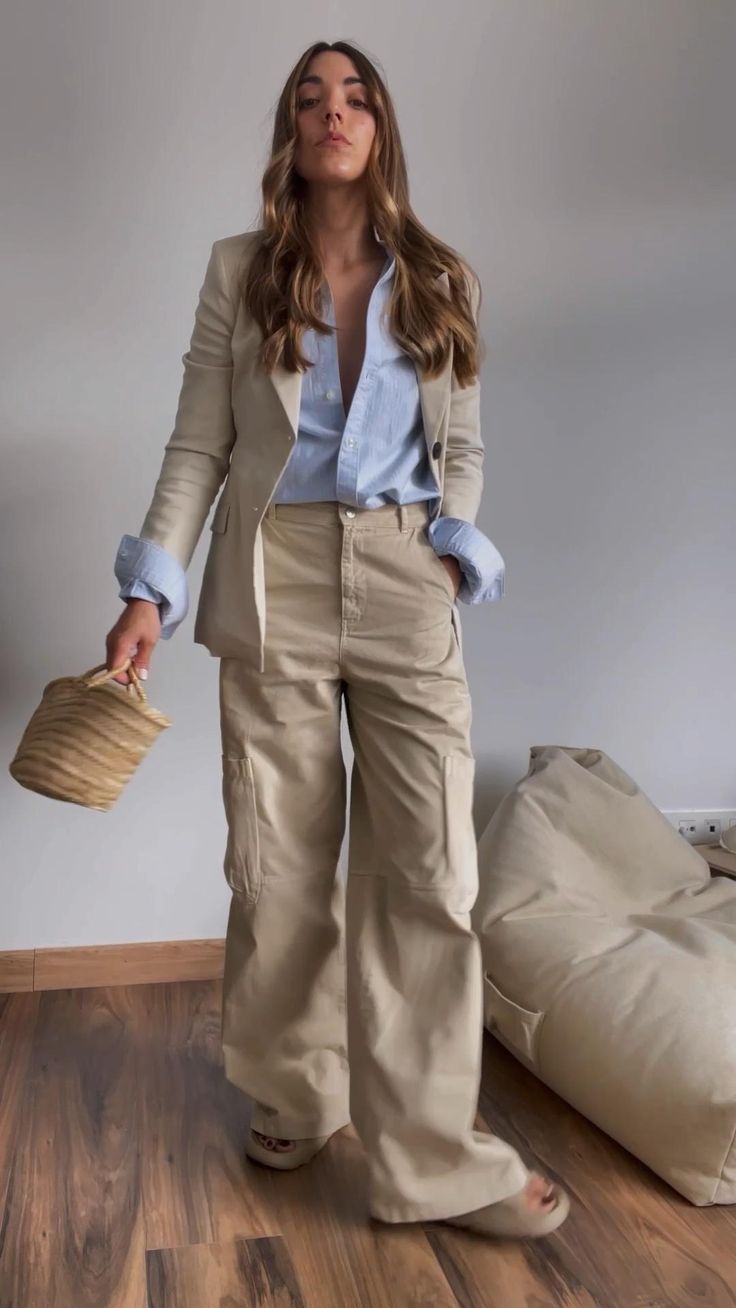 Pants Women Outfit, Cargo Outfits Women, Cargo Outfits, Beige Pants Outfit, Cargo Pants Women Outfit, Khaki Pants Outfit, Pants Outfit Work, Cargo Outfit, Nude Outfits