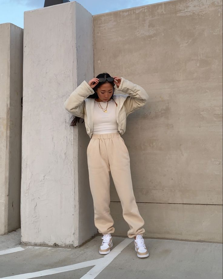 Cream Sweatpants Outfit Winter, Khaki Sweatpants Outfit, Beige Sweatpants Outfit, Tan Joggers Outfit Women, Outfits Con Jogger, Cream Sweatpants Outfit, Beige Sweatpants Outfits, Beige Sweatpants, Flight Outfit