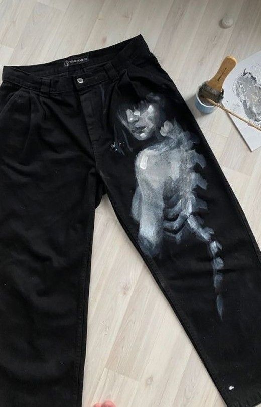 Bleach Trousers Ideas, How To Bleach Pants, Bleach Jeans Ideas, Diy Goth Pants, Custom Jeans Diy Men, Bleach Painting Pants, Bleach Art Pants, Jean Bleach Designs, Jeans Bleach Diy Ideas