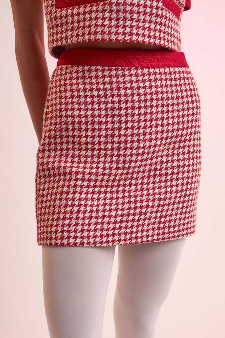 This fashionable mini skirt is crafted with a beautiful textured hounds tooth fabric. The high-waisted silhouette and mini length add a modern twist to a classic pattern. You can either style this mini skirt with the matching top or wear it with your favorite blouse tucked in. However you style it you're sure to make heads turn. Hounds tooth pattern Tweed waistband High waisted Mini length Concealed side zipper with hook-and-eye closure Back darts Lined Slim fit Do not wash Do not bleach Do not tumble dry Dry clean Iron low Shell: 80% Polyester 20% Wool Contrast: 100% Polyester Lining: 100% Polyester HN1579K Total length :15" Bust :26.8" S Height 5'8.5" / Bust 32" / Waist 24" / Hip 34" Elegant Houndstooth Mini Skirt, Fitted Gingham Mini Skirt, Houndstooth Mini Skirt For Fall, Fitted Houndstooth Skirt, Chic Houndstooth Pencil Skirt, Chic Houndstooth Skirt For Work, Houndstooth Mini Skirt For Workwear, Houndstooth Pattern Mini Skirt For Workwear, Spring Fitted Houndstooth Skirt