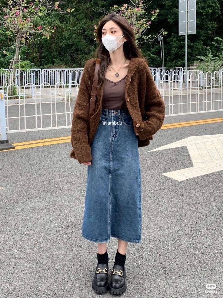 Low Visual Weight Outfit, Korean Long Skirt Fashion, Aesthetic Outfits With Long Skirts, Grunge Grandma, Long Denim Skirt Outfits, Skirt Outfits For Women, Long Skirt Outfits Aesthetic, Fashion Dresses For Women, Rok Outfit