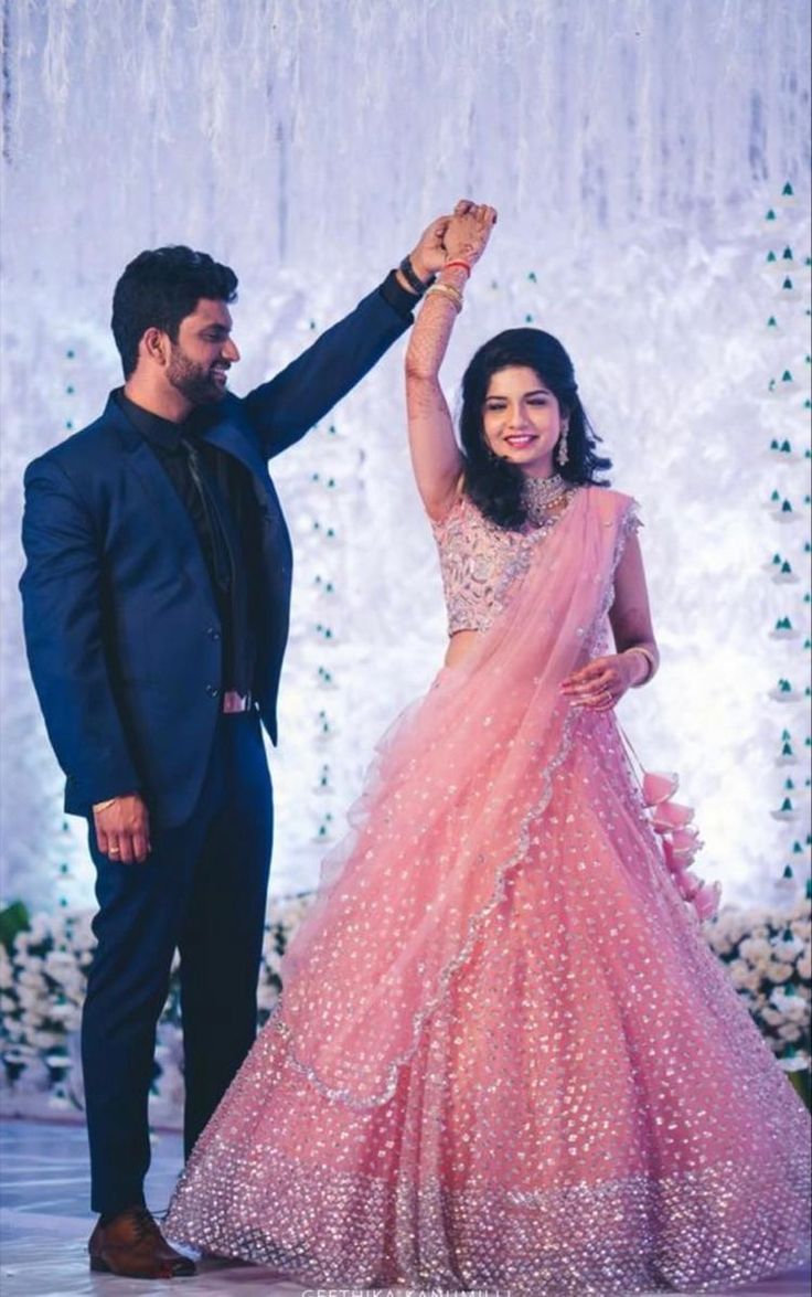 Couples Wedding Reception Outfit, Bride Lehenga For Reception, Bridal Couple Dress Indian, Indian Wedding Dinner Outfit, Reception Look Bride And Groom Indian, Engejment Dress Indian Couple, Lehanga Bridal Look, Reception Lehangas Ideas For Bride, Bridal Reception Look Indian