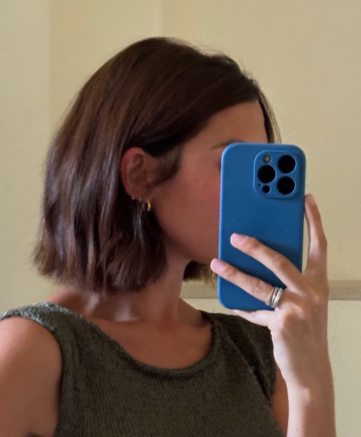 Natalie Portman Bob Hair, Short Hair On Wavy Hair, Charlotte York Short Hair, Short Hair On A Round Face, Lob On Round Face, Volume Short Haircut, Iris Law Bob, Short Bob Dark Brown Hair, Short Haircuts For Women Black Hair