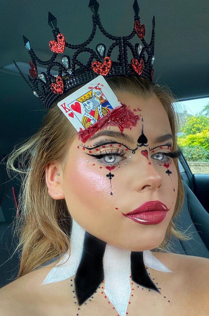 Queen Of Hearts Halloween Costume, Queen Of Hearts Halloween, Queen Of Hearts Makeup, Halloweenský Makeup, Halloween Parejas, Queen Of Hearts Costume, Creepy Halloween Makeup, Cute Halloween Makeup, Halloween Makeup Diy