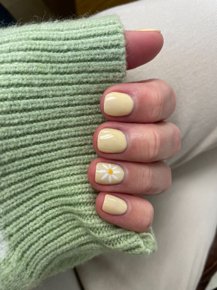 Yellow Daisy Nails, Nails Daisy, Daisy Calloway, Yellow Nails Design, Teal Nails, Diy Beaded Rings, Daisy Nails, Yellow Daisy, Yellow Daisies