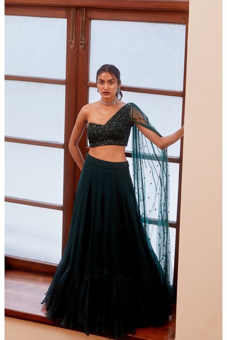 Cheap Lehenga With Traditional Drape And Unstitched Blouse, Cheap Lehenga With Unstitched Blouse In Traditional Drape, Luxury One-shoulder Lehenga For Reception, Luxury One-shoulder Designer Lehenga, Luxury Fitted One-shoulder Choli, Luxury One-shoulder Elegant Lehenga, Choli Ideas, Reception Hairstyle, Teal Green Blouse