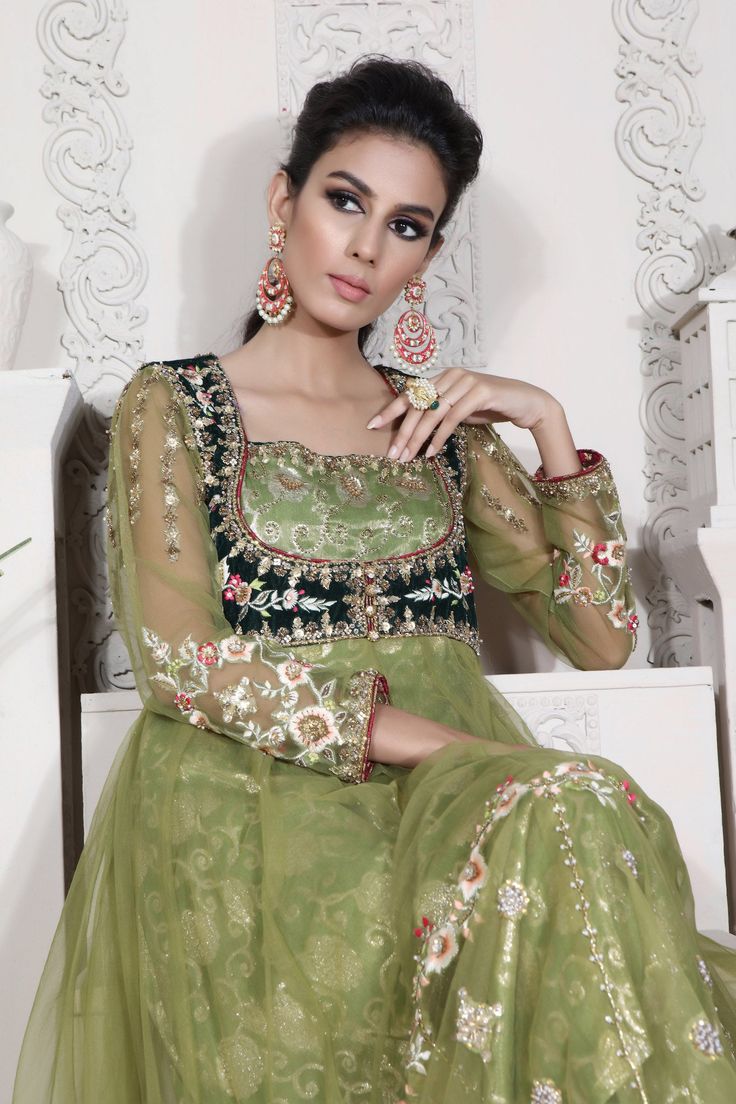 Pakistani Anarkali, Silk Thread Embroidery, Pakistani Culture, Designer Outfit, Velvet Vest, Long Frock, Vest Style, Suits Design, Embroidery Motifs