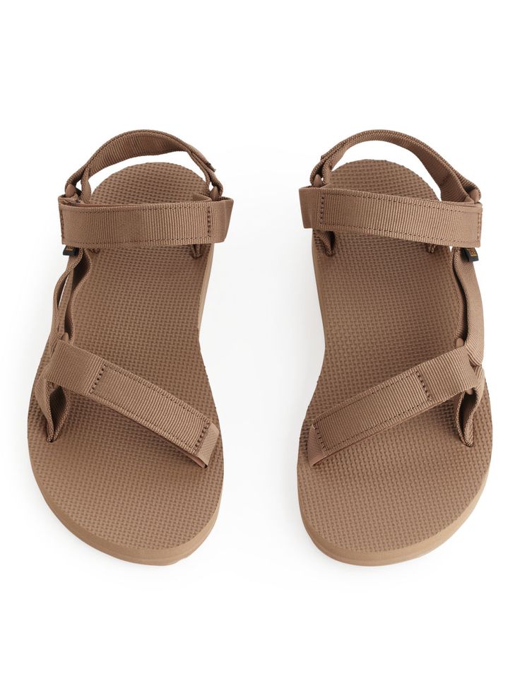 Brown Teva Sandals, Brown Teva Sandals Outfit, Teva Sandals Outfit Casual, How To Style Teva Sandals, Teva Sandals Outfit Summer, Tevas Sandals, Teva Sandals Outfit, Teva Original Universal, Getting Wet