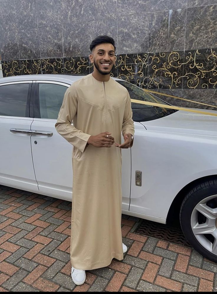 Jubbah Men Fashion Dubai, Arabic Outfit Men, Jubbah Men Fashion, Thobes Men Arab, Outfit Vintage Hijab, Jubbah Men, Islam Outfits, Slim Fit Formal Pants, Thobes Men