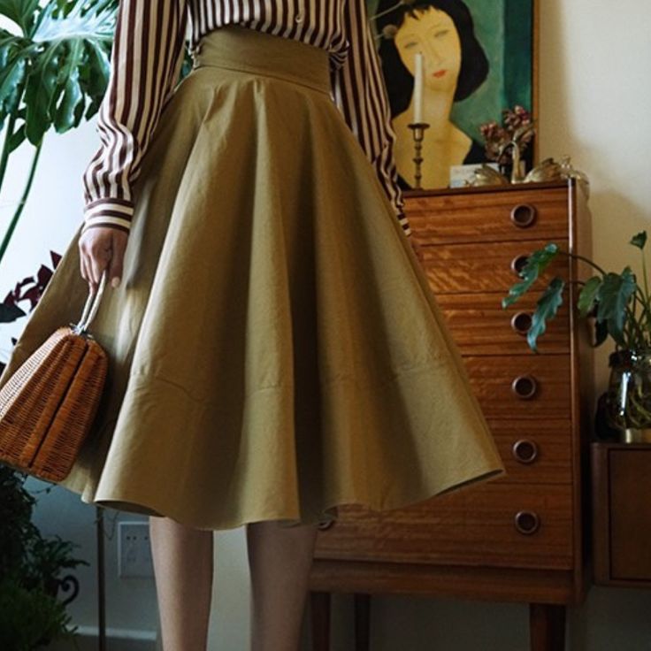 宮廷夫人の舞踏ヘップバーンスカート Day Out Flared Pleated Skirt, Voluminous Lined Skirt For Fall, Day Out Pleated Full Skirt, Voluminous Midi Skirt For Fall, Pleated Full Skirt For Day Out, Fall Voluminous Lined Skirt, Fall Voluminous Midi Skirt, Fall Midi Voluminous Skirt, Retro Full Mini Skirt For Spring