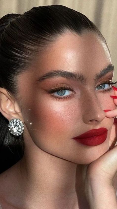 #makeup for brown eyes #simple eye makeup #makeup tips for beginners #makeup tips #makeup tutorial #nude makeup #face framing layers #makeup ideas #makeup looks #makeup #beauty makeup #bored panda coin #bored panda #trucco estivo #trucco elegante #trucco elegante occhi marroni #trucco matrimonio invitata #summer glow up #date night beauty #summer holiday hairstyles #prom makeup Makeup Bibir, Feminine Makeup, Red Lips Makeup Look, Maquillage On Fleek, Red Lipstick Makeup, Red Lip Makeup, Red Makeup, Makeup Transformation, Spring Makeup