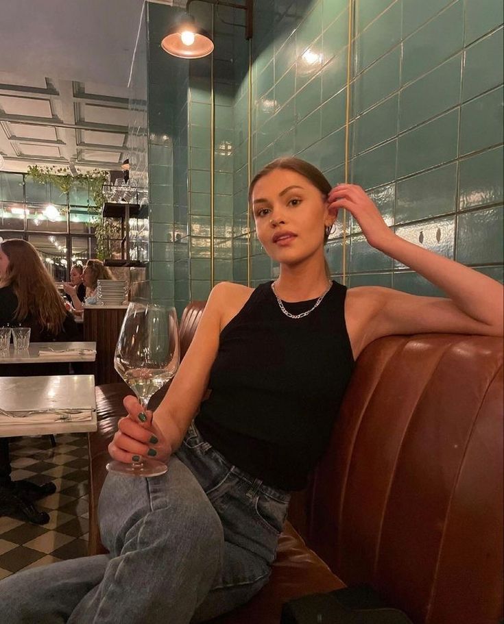 Fancy Restaurant Outfit Ideas, Outfit Ideas For Restaurant, Dinner Pose Ideas, Asthetic Picture Poses Ideas, Dinner Inspo Pics, Restaurant Instagram Pics, Dinner Instagram Pictures, Dinner Poses Instagram, Poses Restaurant