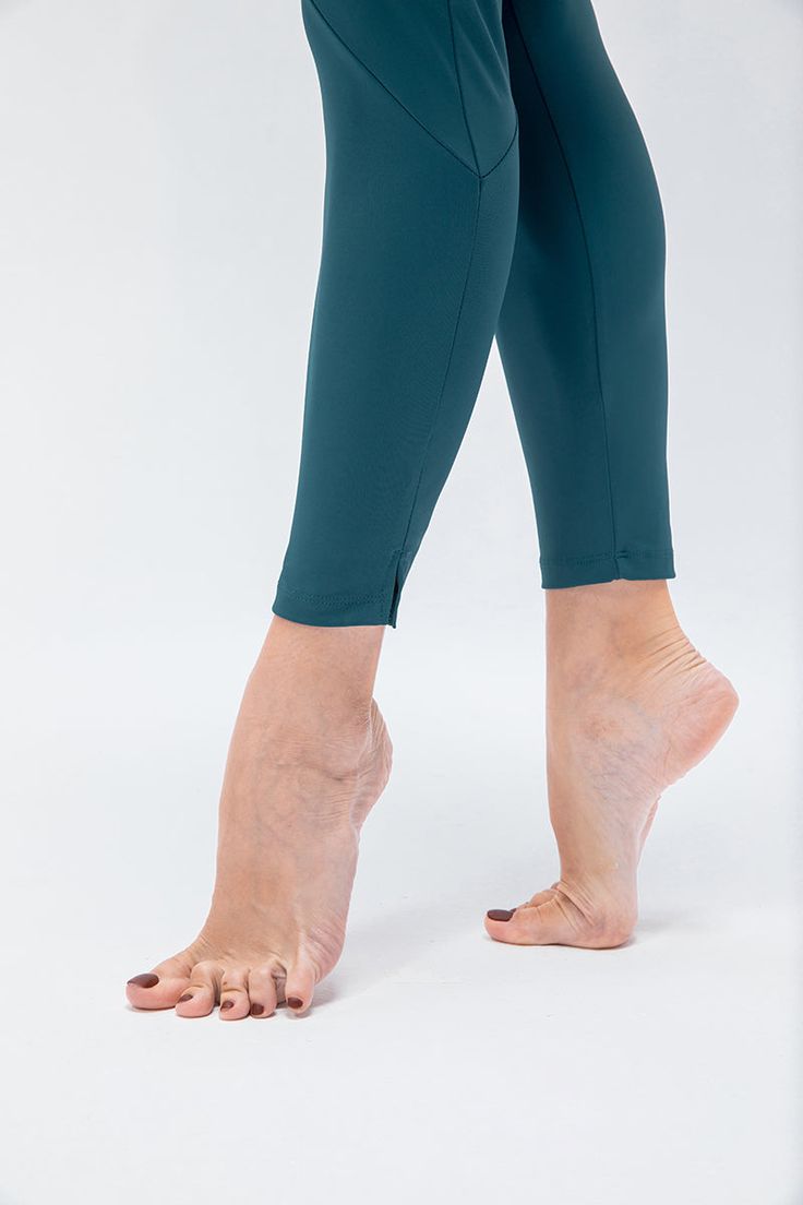 En myk, kroppsvennlig jumpsuit laget av tett elastisk bomull er uunnværlig i garderoben til enhver jente som driver med yoga. 

Sammensetning: 77 % nylon og 23 % spandex. Denne andelen av materialet gir kroppen din full elastisitet, slitestyrke, tetthet, letthet og mykhet.
Funksjoner:

V-hals


Ermeløs stil
På kryss og tvers tilbake
Bodycon passform


Sidelommer



Knebøysikker
4-veis strekk
Hurtigtørkende
Svettetransporterende
Pustende

Materialer:


77 % nylon
23 % Spandex

Modell info:
Høyde: Full Bodysuit, Full Body Suit, Bodycon Jumpsuit, Squat Proof, Black Jumpsuit, Every Girl, Yoga Practice, Density, Capri Pants