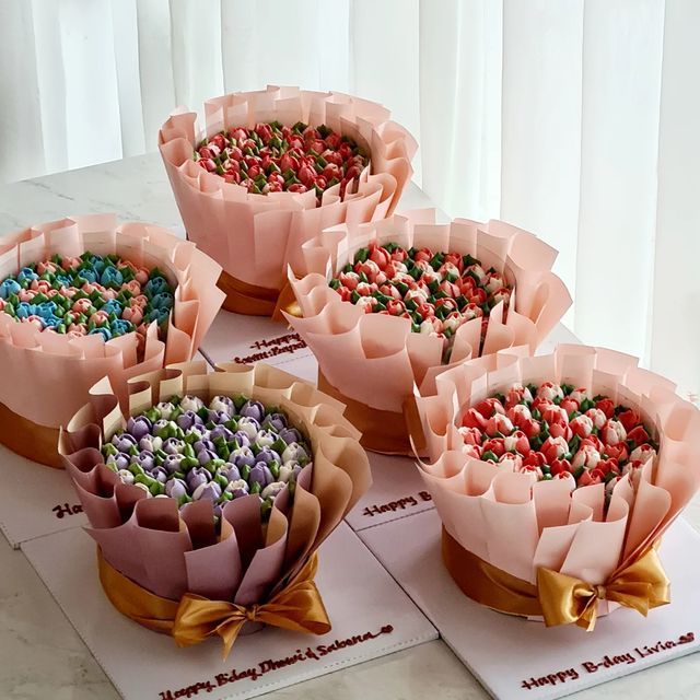 there are six cakes in the shape of flower pots