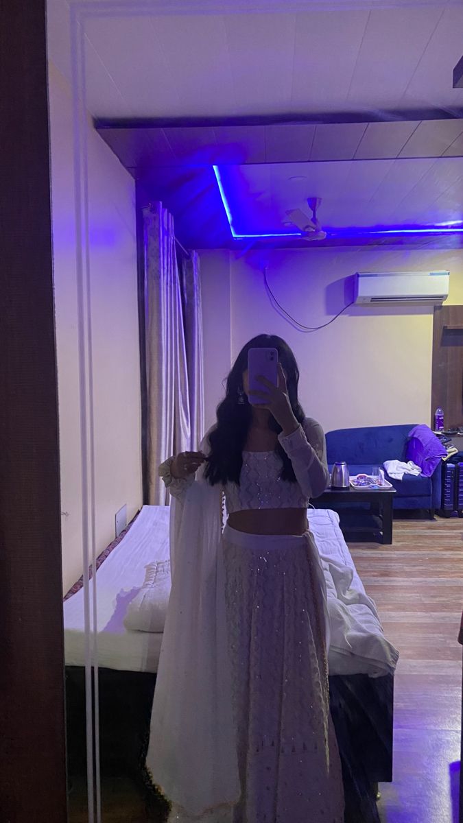 Lehenga Mirror Selfie, Lehnga Photoshoot Poses, Elegant Outfit Classy, Desi Fashion Casual, Indian Photoshoot, Simple Pakistani Dresses, Classy Photography, Quick Outfits, Easy Trendy Outfits