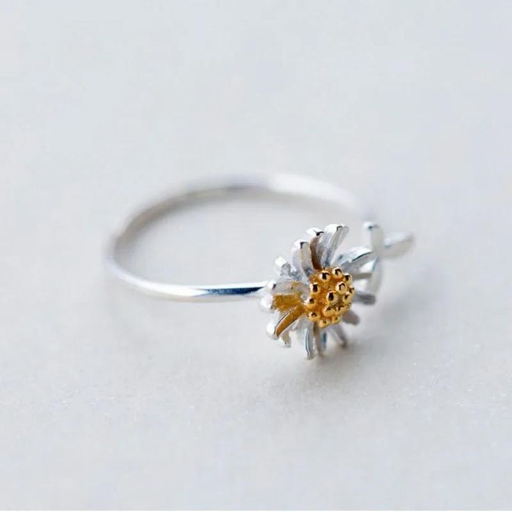 This 925 silver daisy ring is a delicate and charming piece suitable for all ages. Expertly crafted, it adds a touch of elegance and femininity to any look. Made of high-quality materials, its timeless design will elevate any outfit. Perfect for any occasion, this dainty jewelry is a must-have for any jewelry collection. Engagement Finger, Ring Settings Types, Sunflower Ring, Rings Women, Cheap Rings, Daisy Ring, Goth Jewelry, Finger Rings, Open Ring