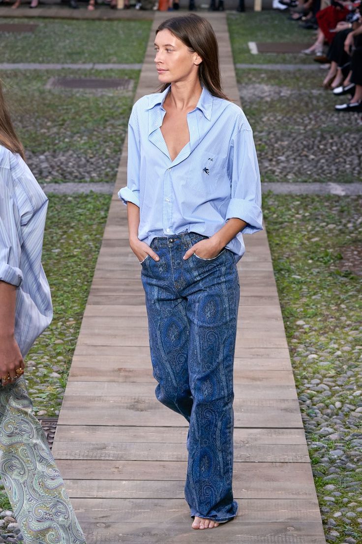 Etro Spring 2020 Ready-to-Wear Collection Pregnancy Fashion Spring, Runway Fashion 2020, Alexander Mcqueen Ready To Wear, Girls Spring Fashion, Minimalist Moda, Stile Casual Chic, Jeans Trend, Blue Shirts, Mode Hippie